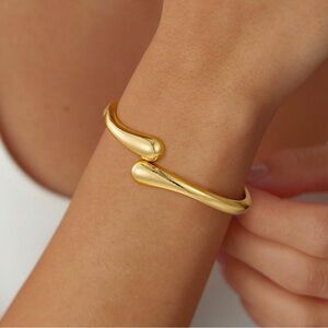 New! Becca Gold Drop Bracelet (1045)